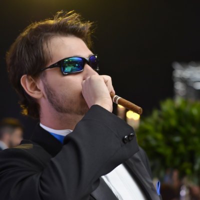 30y,Jogador profissional de poker / Engenheiro civil aposentando.
