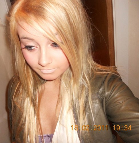 I lurvee music :) 
eminem.
one direction.
chris brown.
devlin.
jessie J.
nicki minaj.
nelly.
:)