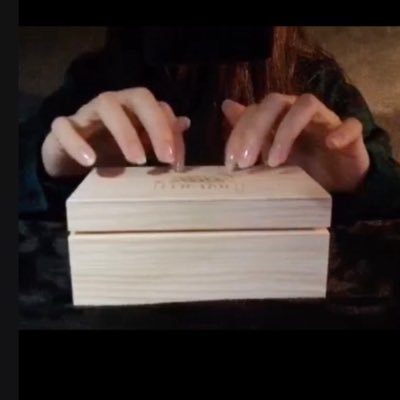 Niv ASMR sur Youtube. 🎥 Je tapote sur tout pleins d'objets pour t'endormir.💜💤 Chaine no-talking. 💌 nivasmr21@gmail.com