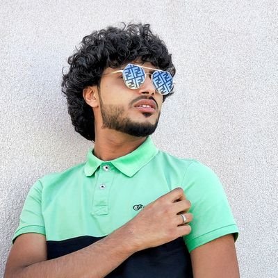 لَآَ يِغِرّكـْ / صِغِرْ سِنّيِ..لِيِ عَقْلْ يُوزِنْ جِبَالْ .. كَمْ كِبِيِرْ (عَآشْ) عِمْرهـْ جَاهِلْ /مَالِهْ فِهِيِمْهْ