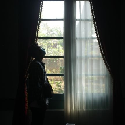 sedang menghayal