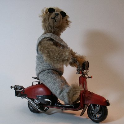 KOBÄR gibt es seit 2018. Es gibt handgefertigte Teddys, Reparatur von Teddys, Oster- und Weihnachtsschmuck aus Perlen, Filethäkelarbeiten, Seidenmalerei