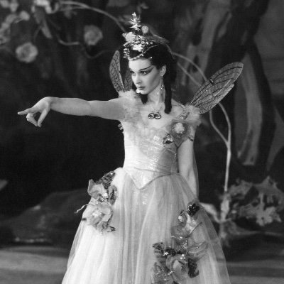 Femme. Hussard noir de la République (aka teacher), une fille d'Avril. Books, US movies from the 1930s-50s, cats & flowers make me smile.