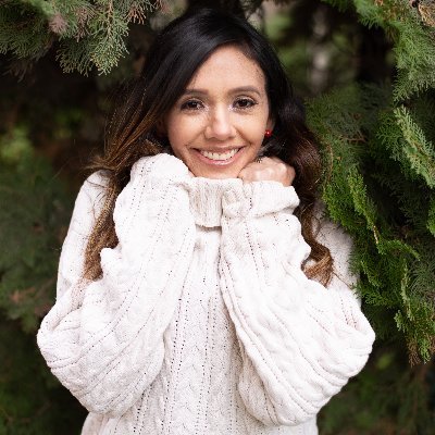 Hecha en Venezuela, viviendo en Santiago de Chile, dramática de naturaleza, hija negada de Morfeo, enamorada del Ávila ❤ y adicta café 😍