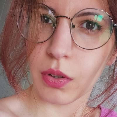 il suo nome è Ari. Il suo sogno è fatto di inchiostro e di un po' di luce nel mondo.