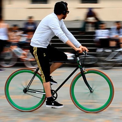 Bicis, caminatas, montaña. Una cerveza en el bosque y buena música...