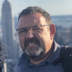 Me gusta la cocina, enganchado a las tecnologías todo ello sin olvidarme lo importante que son las personas y la familia e aquí la pasión por el management.....