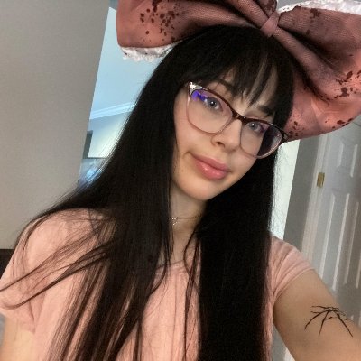 bumblebeemolly's profile picture. she/her writer ✏, runner 🏃‍♀️, realist 🧐