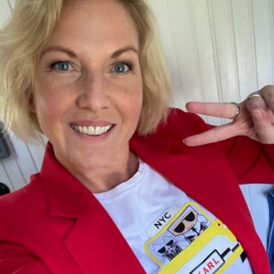 Prestigelöshet och respekt välkomnas. Inte särskilt rolig och ofta liiiite för seriös. Twittrar sjukt blandat. Bor inte längre i New York.