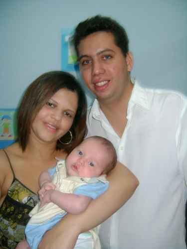 Um homem quem em Deus confia, ama muito sua mulher e seu filho.....
e seus pais