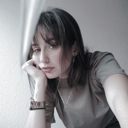 todas las semanas dando la turra en @paradas_podcast, todos los días siendo fan account de @natalialacunza
