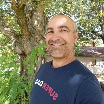 Professeur d'EPS contractuel depuis 2015. Dynamique, de bon entrain qui apprécie les plaisirs simples de la vie.