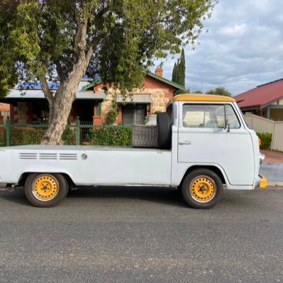 Australian with Croatian roots.Old cars,good food,good https://t.co/KvRnnjwQh3 hard and play https://t.co/l4KcZlHfTy pineapple on pizza,anchovies rule alongside olives.