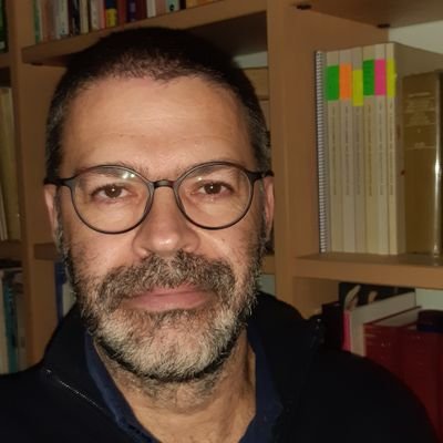 Dr. en Filologia Catalana, professor (INS Dertosa / URV), pare de 3 preciositats. I buscant llibres, buscant paraules...