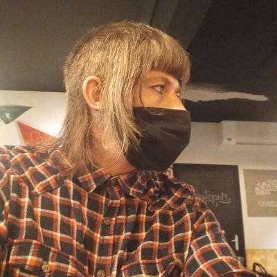 dona trans i orgullosa , defensora del moviment LGTBIQ , obrera anarquista i defensora de la cultura catalana.