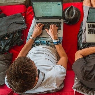 nomad_followme's profile picture. エリート街道を捨て独立した31歳👨‍🎓 大学卒業➡︎大手企業入社➡︎役職を任され、給料は高いが自由のない会社員の働き方に疑問を感じる➡︎ネットで副業開始➡︎月収40万円を達成し、脱サラ✨ 現在、月収7桁目前🔥 時間・場所・お金に縛られない自由な生活🗽愛する妻子がいながら出世レールを捨てた男の逆転人生💪