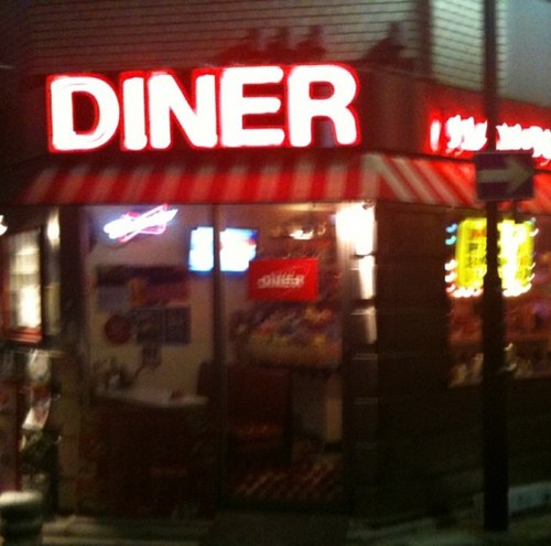 名古屋の大須に位置する、American DINER★100％ビーフのお肉に、フレッシュな野菜を、こだわりのバンズではさんだ、アメリカンサイズのハンバーガー♬サイドメニューや、アルコールメニュー も充実！そんなDINERで働く、ハンバーガー好きのスタッフが、メニューや日常について、つぶやきます★