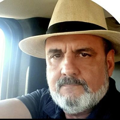 Empresario inmobiliario y apasionado de temas urbanos. Comunicador, editorialista.Activista en contra de la mineria tóxica. Impulsor de cambios sociales.