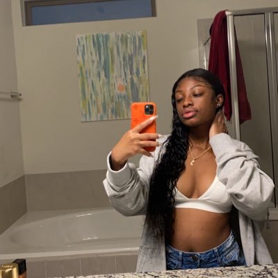 lilosamaa's profile picture. Brown skin honey bun 🍯 💋