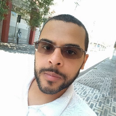 Bacharel em Ciência & Tecnologia e aluno da especialização em Saúde Digital. Composto de tradição e modernidade; altruísta; um ser que vive e respira música.
