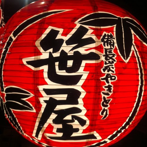 ビックカメラから道頓堀に向かって歩いて下さい! そして「アジヨシ」さんの裏の通りで「おかる」さんの目の前! 「パステリア bambu」の真下! 「じゃんぼカラオケ」さんの横の細い路地に目を向けると素敵な赤い大きな提灯があなたを待ってます☻