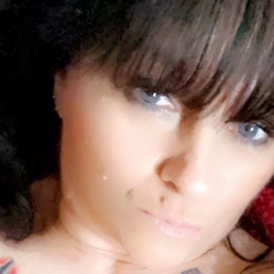 Looking to make some friends.. im in Love with Music, 80's rock/Dance, Luke Bryan is my new addiction. Happy Day Beautiful People