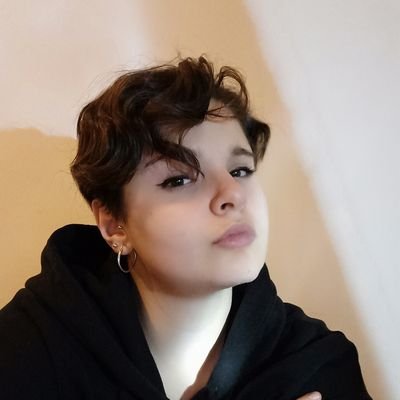 ScarlettEalar's profile picture. IG: @ealar and @ealheart
Writer and Illustrator