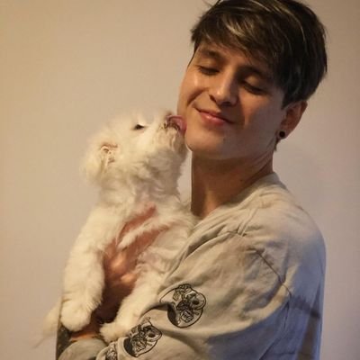 Vamos a vivir al máximo la vida es corta y tú eres un regalo @christophervele❤️🇪🇨 Noche inolvidable 10*11*18🌙✨
#CNCOWorldTour🤠