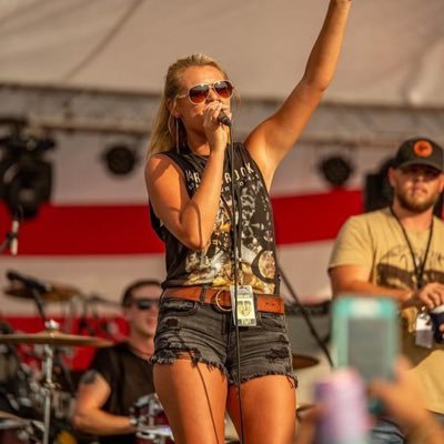 taylorautumnnnn's profile picture. lover of country music