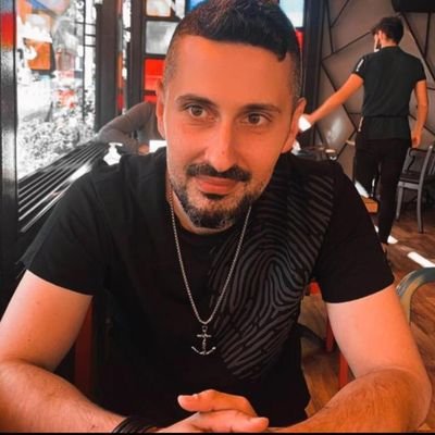 bylonely__'s profile picture. siyahın elli tonu.