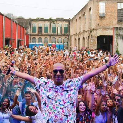 Melhor mestre de Cerimônias da Baixada Santista... e um pouco exagerado também!🐊🎤👑
🎲📿❤️🖤