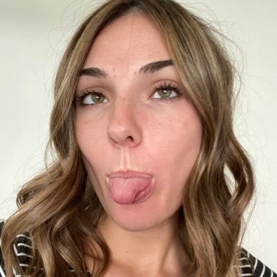 maura_con's profile picture. yeeting out of control