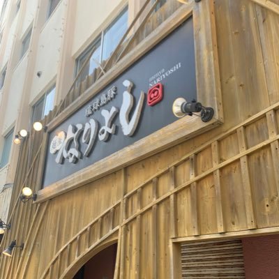 月18:00〜5:00 火〜土11:00〜5:00 日12:00〜5:00