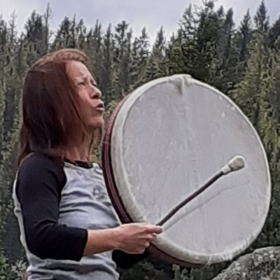 Architecte de Vie, Révéalisatrice
Voyageuse de l'Espace et du Temps, Alchimiste, Gardienne des Codes Source, des Lois Originelles qui soutiennent la Vie