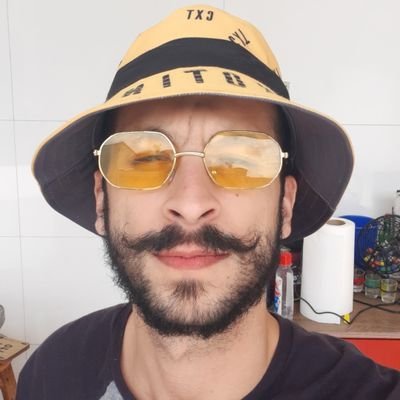 Meio nerd, meio B.I.G.. Meio cash cash, meio comunista. Meio foda-se o mundo, meio Greenpeace