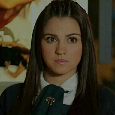 uma menina gentil que foi deixada no orfanato por sua mãe  doce e amável que se apaixonara por Maximiliano #TriunfoDoAmor  fan account @maiteperroni