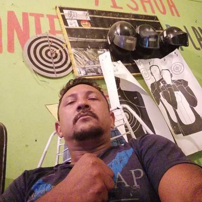 Conservador, direita, a favor do estado minimo e pronto para a luta.