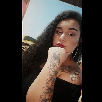•maquiadora💄
•design de sobrancelhas💄
• insta: -bia_santos📥