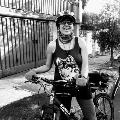 Ciclista Urbana, artista popular e investigadora desde la alegre dignidad.
