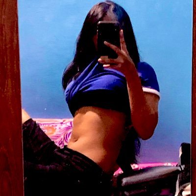 hellou_librorum's profile picture. she/her. we’re all doomed.