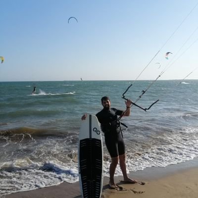 me gusta jugar al baloncesto, pasear en mi moto, el kitesurf, la f1 y ferrari