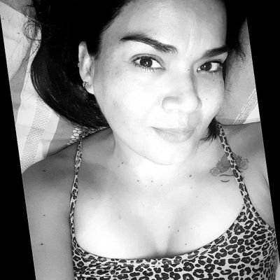 Adicta al café y a los buenos libros.
Viajera con alma de hippie. Loca con corazón cuerdo. Libre y feliz.