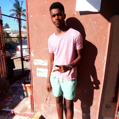 Nem todo erro te ensina alguma coisa.seja você mesmo!🌫️🇲🇿