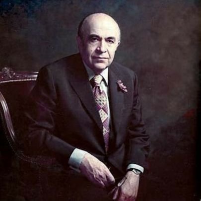 میلیونرِ سابق، وابسته به دربار، معلمِ ادبیاتِ +۱۸
تمامِ حرفها صرفا جنبهی شوخی داره، مگر اینکه خلافش ثابت بشه