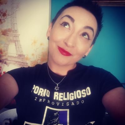 Escritora de terror, cifi y otras crueldades. Editora en @supersonicmag. Nuestra Señora del Sagrado Martillo. Imbécil social y señora antigua a tiempo completo.