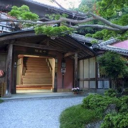 千歳楼(せんざいろう)の創業は1764年、岐阜県養老公園内にございます。近代和風建築、数寄屋造りの建物を大切に守りながら皆様に癒しの空間を提供できるように日々努めております。 竹内栖鳳デザインの袖の間や山岡鉄舟の書など数多くの貴重な書幅もございます。国の登録有形文化財の老舗旅館です。