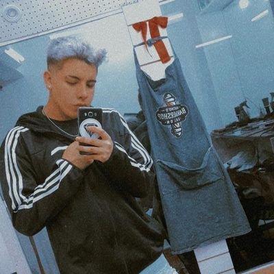 Chico tranquilo sin nada para opinar