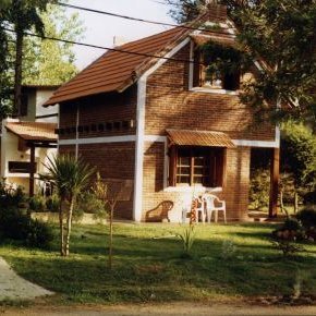 Emprendimiento familiar de pequeño porte. Desde 1995 dedicados al hospedaje de turistas que visitan Piriapolis, el decano de los balnerios de Uruguay.