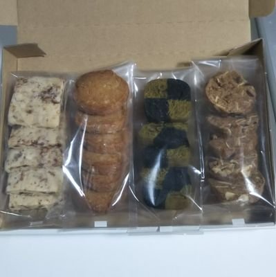 自家製天然酵母でゆっくり発酵させてほっこりする焼菓子を作ってます。
体に悪いものを取りたくない。という考えからできる限り無添加、無農薬にこだわった材料を選んでいます。デトックス効果のある炭クッキーも追加しました。