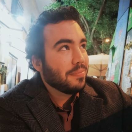 Carrera y algún máster. Director de marketing y ventas.
Pasiones: Periodismo, Historia, Geopolítica y Seguridad.